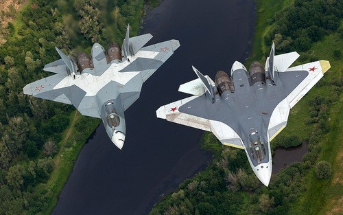 Hai mẫu thử nghiệm của tiêm kích T-50. Ảnh: Russian Planes.