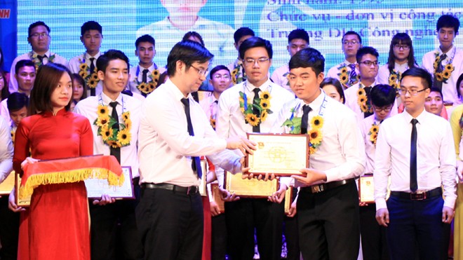 Bí thư Thành Đoàn Hà Nội Nguyễn Văn Thắng trao tặng Bằng khen cho các Bí thư Chi đoàn giỏi Thủ đô