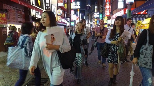 Nhân viên của Bond Project, một tổ chức phi chính phủ, đi khắp phố Shibuya của Tokyo buổi tối để tìm kiếm những cô gái cần giúp đỡ. Ảnh: Channel News Asia