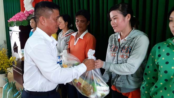 Ông Nguyễn Hùng Việt - Bí thư Đảng ủy phường Trà Nóc trao quà cho công nhân