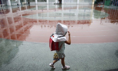 Việc để những đứa trẻ, chỉ từ 6 đến 7 tuổi, đi bộ một mình tới trường là điều bình thường tại Nhật Bản. Ảnh: Reuters
