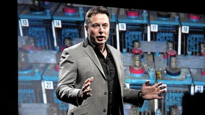 Tỷ phú Elon Musk muốn kết nối não người với máy tính. Ảnh: LA Times.