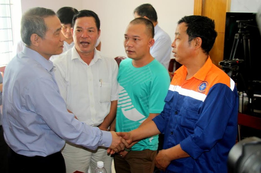 Bộ trưởng Trương Quang Nghĩa thăm hỏi sức khỏe 2 thuyền viên cứu sống. Ảnh: Đăng Thanh.