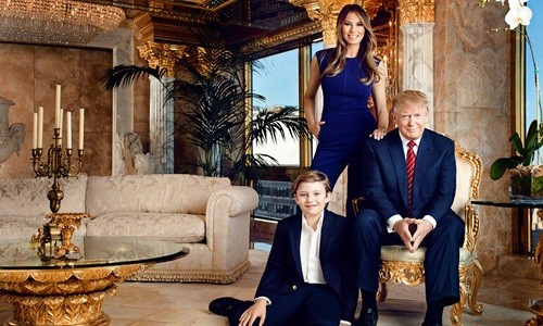 Vợ chồng Trump và cậu con trai Barron lúc còn sống ở căn hộ penthouse tại Tháp Trump. Ảnh: People 