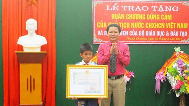 Học sinh lớp 5 Nghệ An được Chủ tịch nước tặng Huân chương dũng cảm