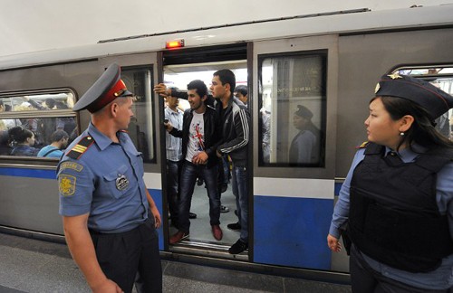 Cảnh sát Nga làm việc tại nhà ga tàu điện ngầm. Ảnh: Interfax