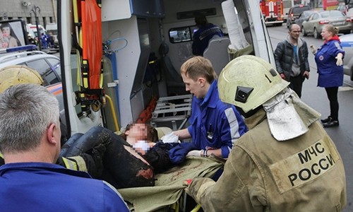 Người bị thương được đưa lên xe cấp cứu trong vụ đánh bom tàu điện ngầm ở Nga. Ảnh: RT