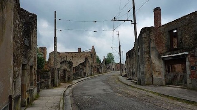 Vẻ hoang tàn của làng Oradour-sur-Glane cũ. Ảnh: Adrian Farwell.