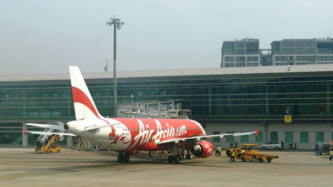 Máy bay của AirAsia tại Sân bay Nội Bài Ảnh: Sỹ Lực 