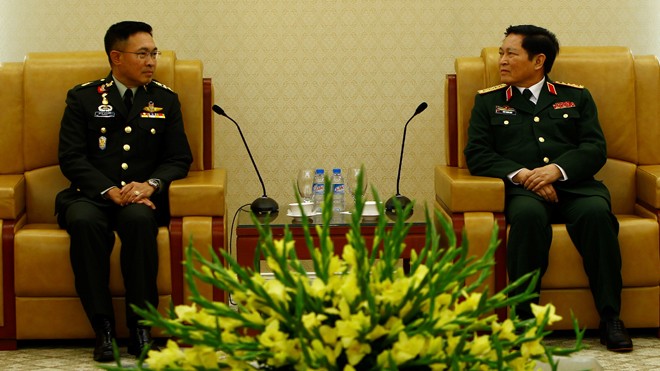Đại tướng Ngô Xuân Lịch gặp gỡ Đại tướng Surapong Suwana-Adth tại trụ sở Bộ Quốc phòng, chiều 4/4.
