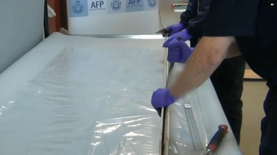 Gần một tấn ma túy đá giấu trong ván lát sàn ở Australia