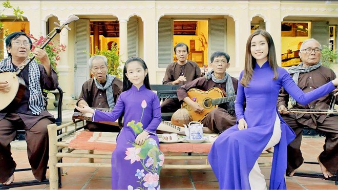Hoa hậu Mỹ Linh và bé Bảo Ngọc đốn tim fan bằng MV Dạ cổ hoài lang