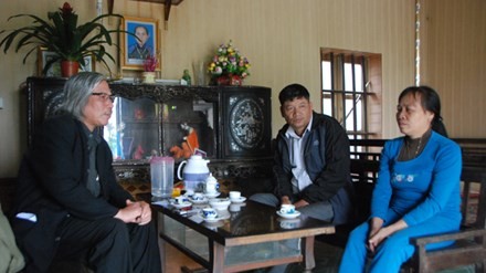 Nhà báo Xuân Ba (trái) và bố mẹ của Đoàn Thị Hương.