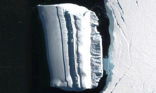 Vật thể khổng lồ dài 500 m ở ngoài khơi Nam Cực. Ảnh: Google Maps.