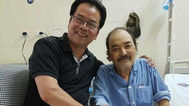 Nghệ sĩ Hoàng Thắng gắng gượng tươi cười khi chụp hình với diễn viên Trần Nhượng