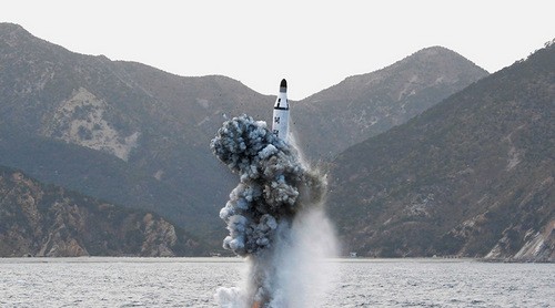 Tên lửa đạn đạo phóng từ tàu ngầm Triều Tiên. Ảnh: RT.