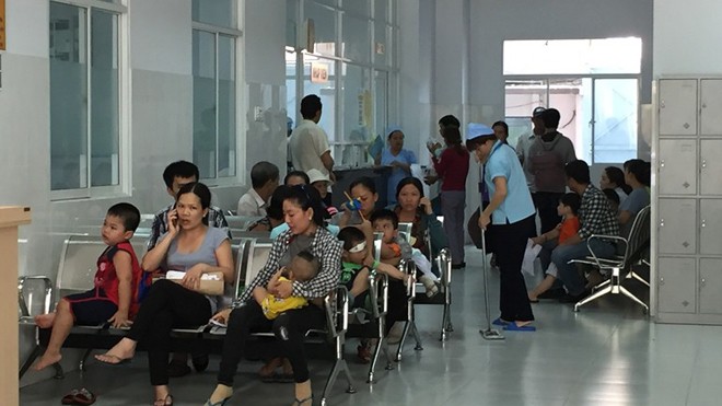 Tại bệnh viện Nhi đồng 2, số lượng trẻ nhập viện rất đông.