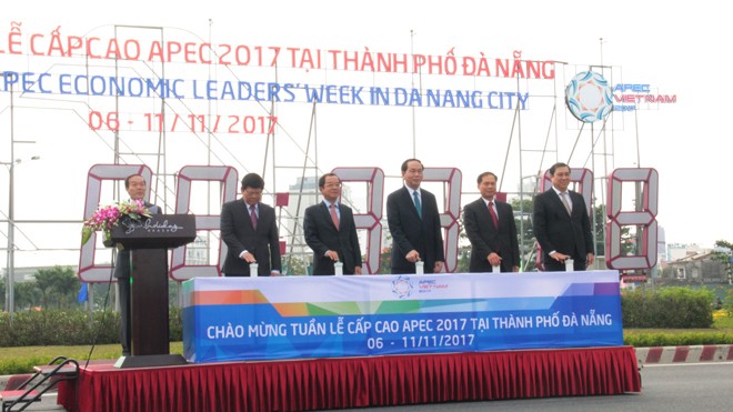 Chủ tịch nước Trần Đại Quang bấm nút khởi động đồng hồ đếm ngược Tuần lễ cấp cao APEC 2017. Ảnh: T.T.
