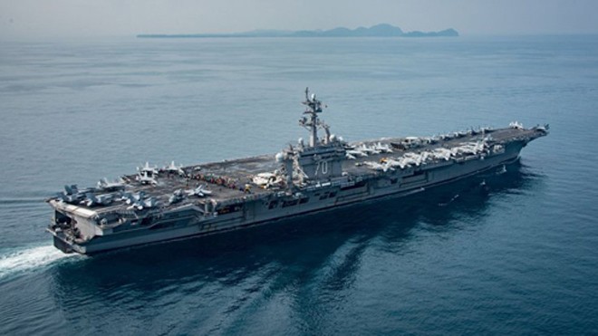 Tàu sân bay USS Carl Vinson di chuyển qua Indonesia hôm 15/4. Ảnh: US Navy