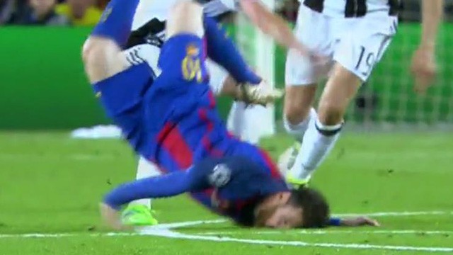 Messi bị ngã dập mặt xuống sân khá nguy hiểm
