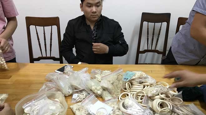 Nguyễn Bá Tùng và tang vật bị lực lượng chức năng bắt giữ