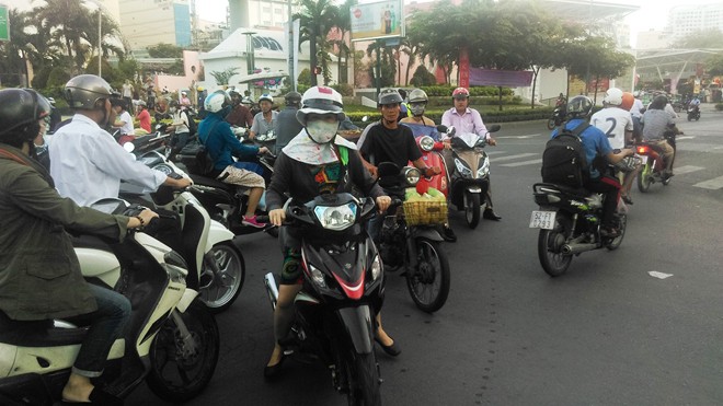 Giao thông rối loạn vào giờ cao điểm chiều 24/4 tại giao lộ Lê Lai – Nguyễn Thị Nghĩa.