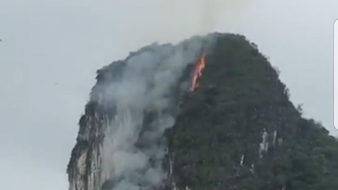 Núi đá giữa vịnh Hạ Long bốc cháy nghi ngút: Do tự nhiên?