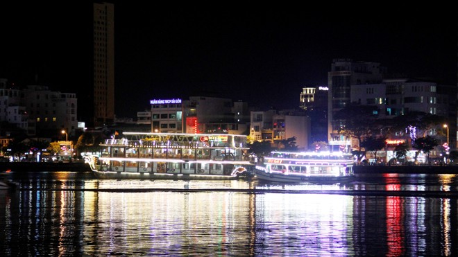 Du khách có thể thưởng ngoạn pháo hoa trên các tàu du lịch đủ điều kiện chở khách trên sông Hàn. Ảnh: Thanh Trần. 
