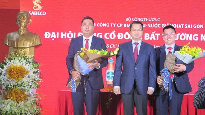 Ông Nguyễn Thành Nam (ngoài cùng bên trái) chính thức trở thành thành viên HĐQT Sabeco nhiệm kỳ 2013-2018 tại đại hội cổ đông bất thường do Sabeco tổ chức hồi tháng 2 vừa qua