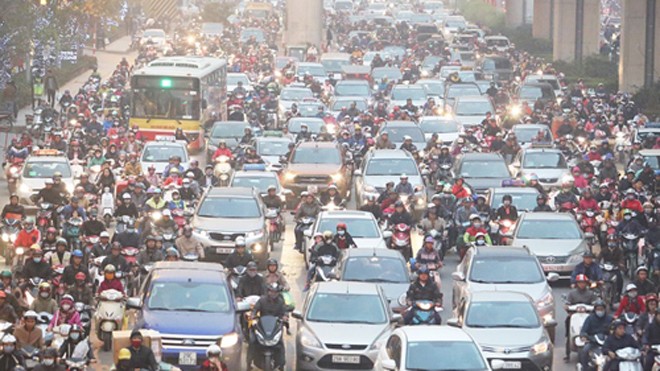 Lượng xe cộ lớn là một trong những nguyên nhân chính gây ô nhiễm không khí ở Hà Nội. Ảnh: Ngọc Thành