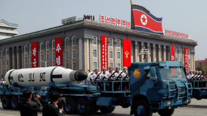 Triều Tiên khoe tên lửa phóng từ tàu ngầm trong lễ duyệt binh hồi tháng 4. Ảnh: Reuters