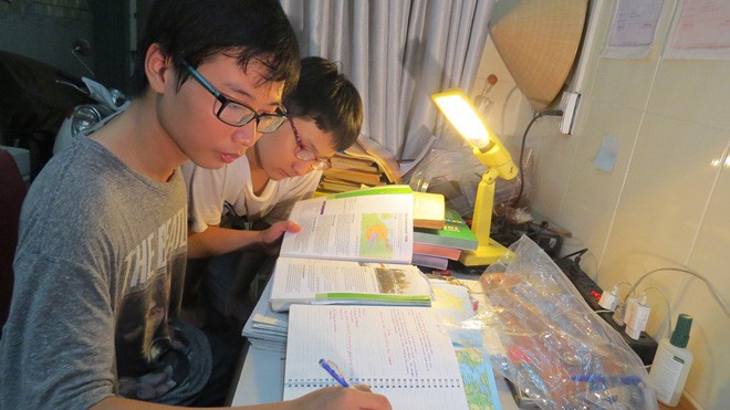 Hơn 3 năm nay, cả hai anh em Nhật Anh và Thái Anh đã nghĩ học ở trường để tự học ở nhà.