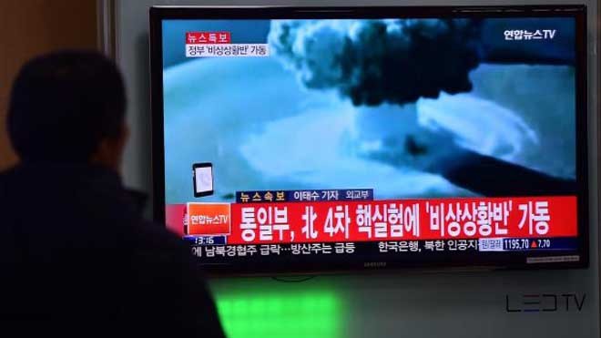 Một người dân Hàn Quốc đang xem bản tin về việc Triều Tiên thử bom hydro đầu tiên vào ngày 6/1/2016