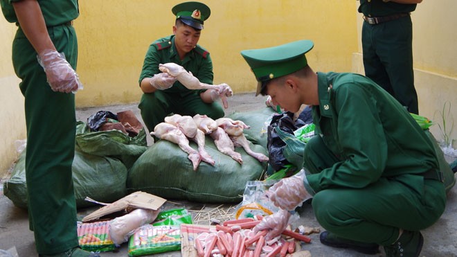 Biên phòng Lào Cai nổ súng trấn áp đối tượng vận chuyển thực phẩm bẩn