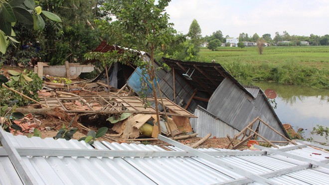 Chiều hôm qua, bất ngờ 6 căn nhà dân ở ấp Phú Thạnh bị kéo sụp xuống kênh.