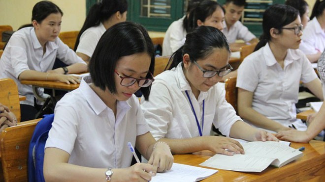 Học trên lớp, Quỳnh Giao (ngoài cùng bên trái) luôn có kỹ năng tiếp thu bài nhanh, hòa đồng với bạn bè.