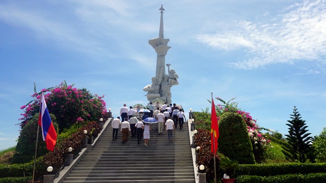 Nhiều công dân Liên bang Nga và Việt Nam đến viếng Tượng đài Cam Ranh trong ngày 9/5