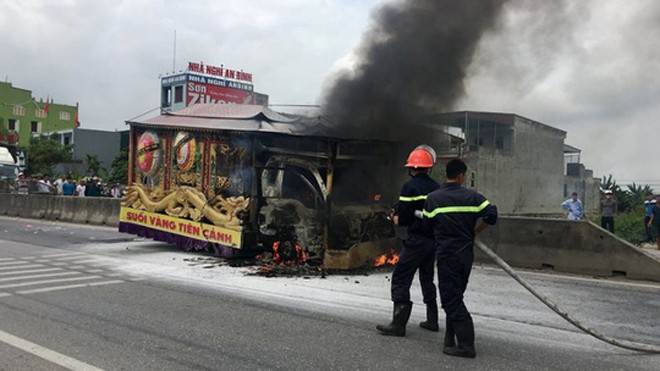 Chiếc xe tang bất ngờ bốc cháy nghi ngút trên quốc lộ 1A qua Thanh Hóa.
