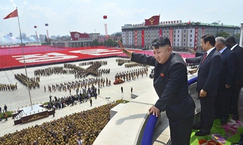 Lãnh đạo Triều Tiên Kim Jong-un vẫy tay chào tại một cuộc duyệt binh ở Bình Nhưỡng. Ảnh: Reuters