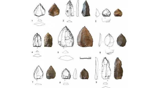 Vũ khí đá ở hang động Nam Phi vừa được các nhà khoa học công bố là bằng chứng con người đã nắm vững kỹ thuật tạo ra vũ khí cách đây khoảng 77.000 năm. (Ảnh Livescience).