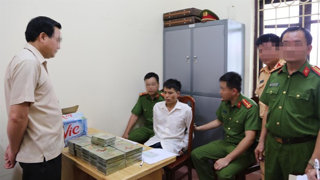 Đại tá Thực (ngoài cùng bên trái, đứng) trực tiếp chỉ huy bắt đối tượng vận chuyển 42 bánh ma túy *ảnh: Nguyễn Thái.