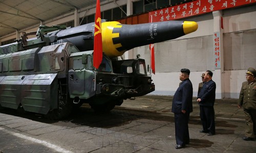 Nhà lãnh đạo Triều Tiên Kim Jong-un kiểm tra tên lửa trước khi phóng. Ảnh: Rodong