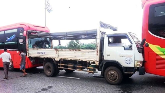 Các ô tô tải và xe khách “dính chùm” vào nhau sau khi xảy ra tai nạn liên hoàn trên Quốc lộ 1 đoạn qua huyện Phong Điền, tỉnh TT-Huế. 