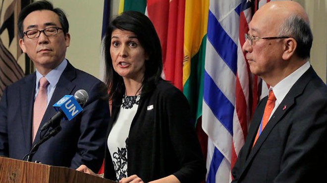 Đại sứ Mỹ Nikki Haley (giữa) tại cuộc họp báo với đại sứ Nhật Bản và Hàn Quốc tại Liên hợp quốc. Ảnh: AP