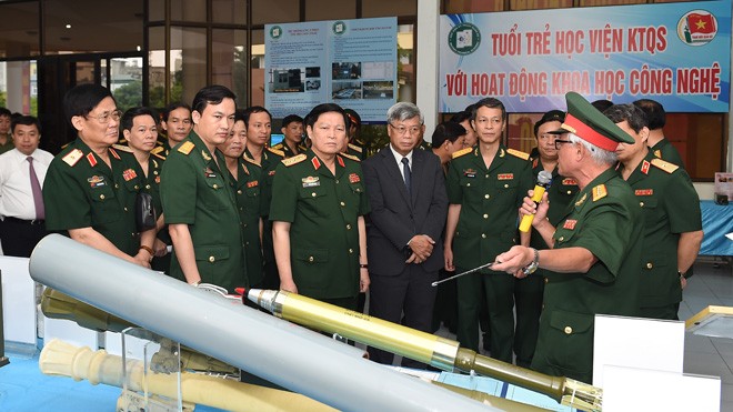 Đại tướng Ngô Xuân Lịch và các đại biểu tham quan các công trình, sáng kiến tiêu biểu tham gia Giải thưởng TTST trong Quân đội lần thứ XVII