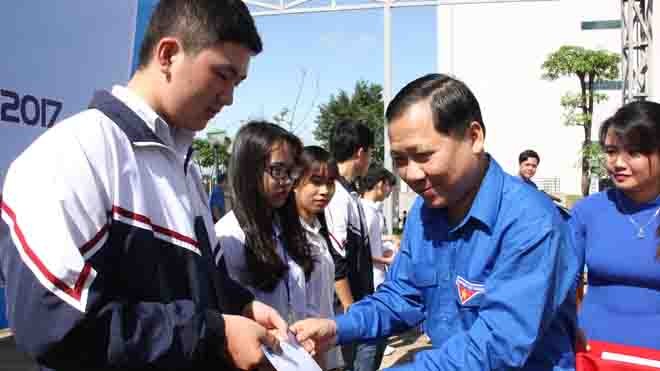 Anh Nguyễn Phi Long, Bí thư T.Ư Đoàn, Chủ tịch Hội LHTN Việt Nam trao 20 suất quà 20 em học sinh có hoàn cảnh khó khăn, vươn lên học giỏi