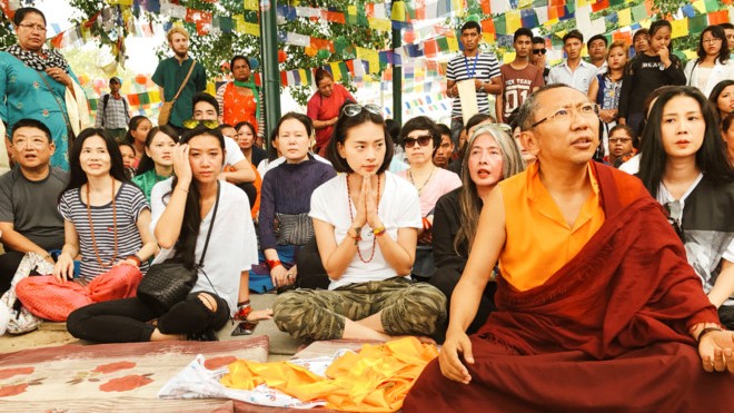 Tại chùa Hòa Bình, Ngô Thanh Vân và hơn 100 doanh nhân trên toàn thế giới có cơ hội tham dự buổi lễ đọc kinh Phật dưới tán cây bồ đề cùng hơn 100 vị Tăng. Ảnh: NVCC.