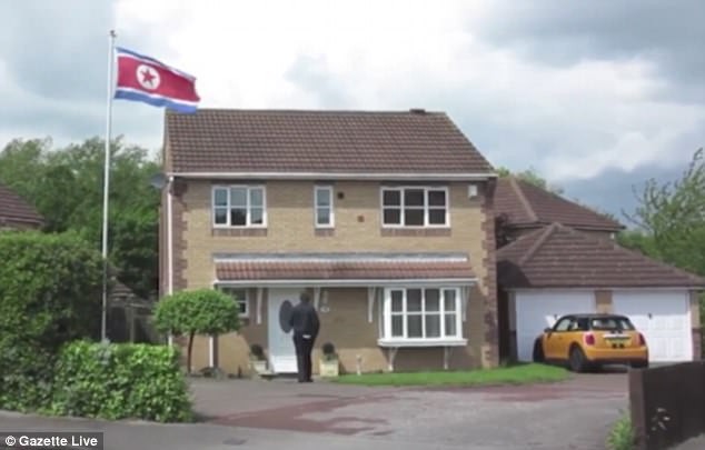 Quốc kỳ Triều Tiên được treo ở ngôi nhà bí ẩn tại Teesside thuộc khu vực Middlesbrough. (Ảnh:Gazette)