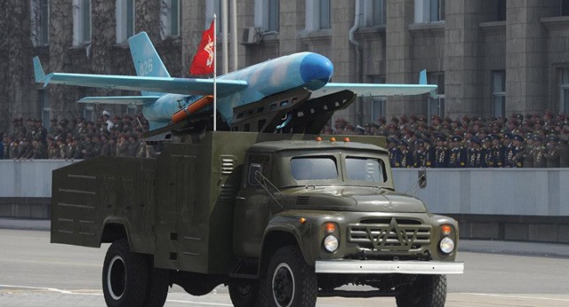 Triều Tiên trình diễn máy bay không người lái trong cuộc diễu binh năm 2012 (Ảnh: Sputnik)