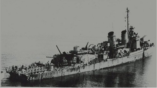 USS Laffey hư hại nặng sau trận đánh. Ảnh: Tin Feather.